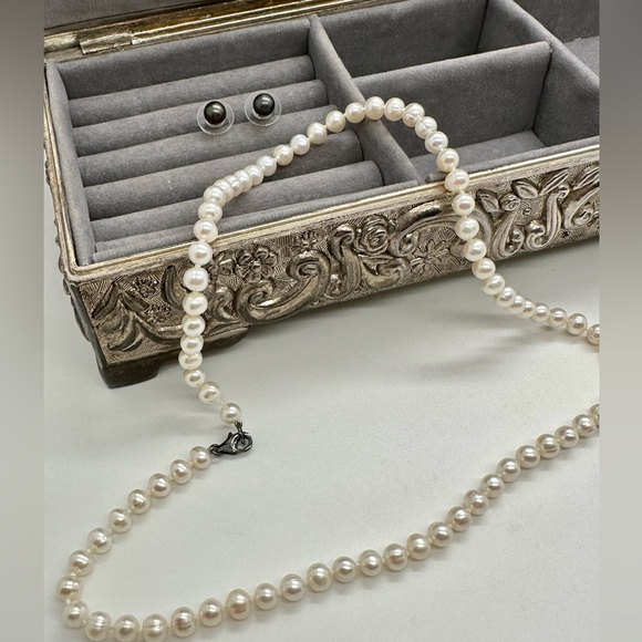 Vintage Pearl Necklace & Tahitian Post Earrings - Picture 6 of 15